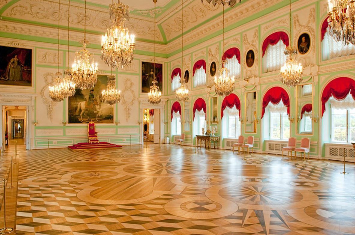 st petersburg mansions to visit