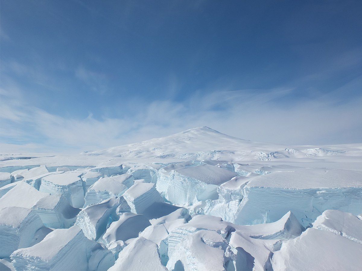 1200px-Mount_Melbourne_in_Antarctica_-_2017-01-19-commons.wikimedia.org.jpg